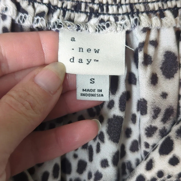 💖Leopard Print Top. A New Day - Picture 2 of 9